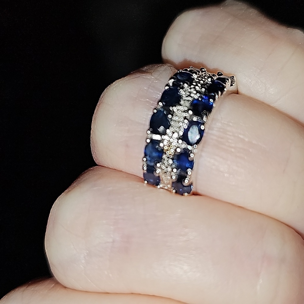 NWOT 3 karat sapphire ring with diamond accents Set in Sterling Silver. Size 7 - Picture 2 of 4